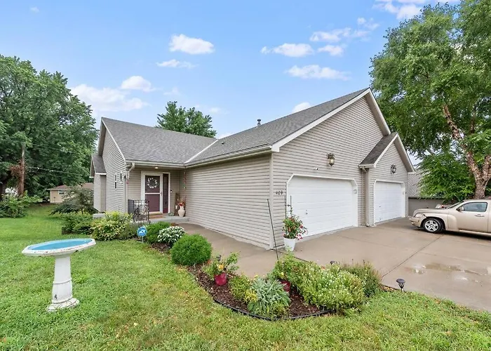 Spacious Kansas City Townhome With 2 Living Rooms Near Downtown And Mci Airport