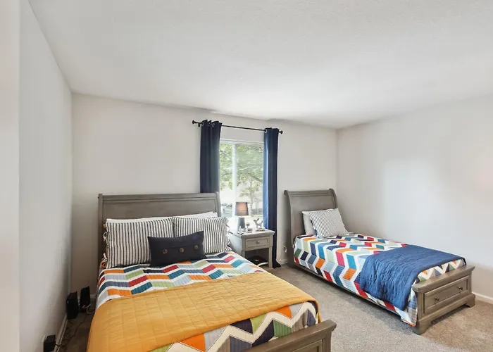 Overland Park Condo, Close To Lakes & Parks!