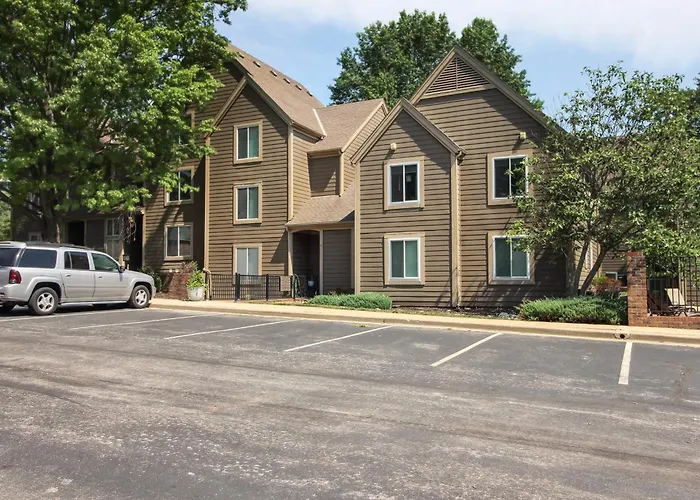Overland Park Condo, Close To Lakes & Parks!