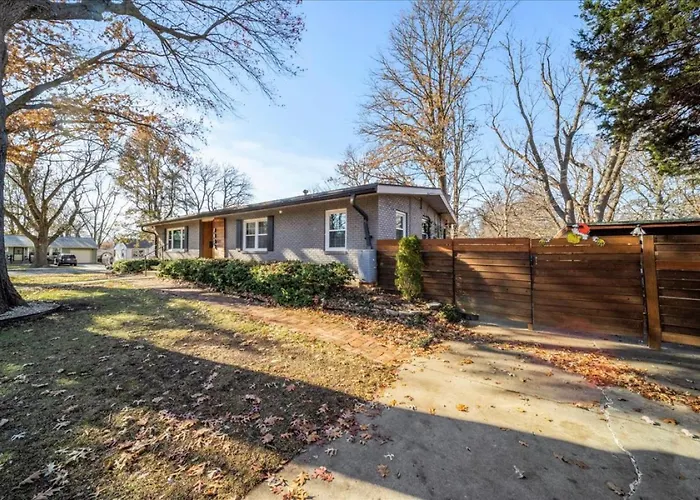 3Br Overland Park Home With Patio And Waterfall Pond