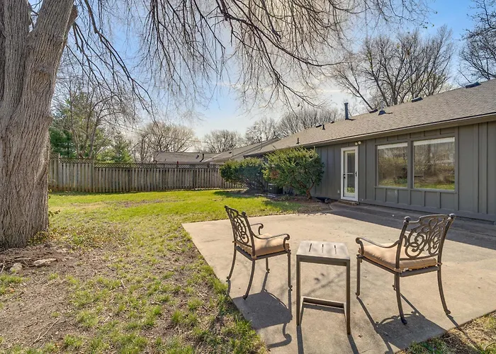 Overland Park Home Near Dtwn W/ Easy Hwy Access