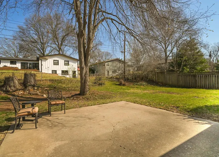 Overland Park Home Near Dtwn W/ Easy Hwy Access