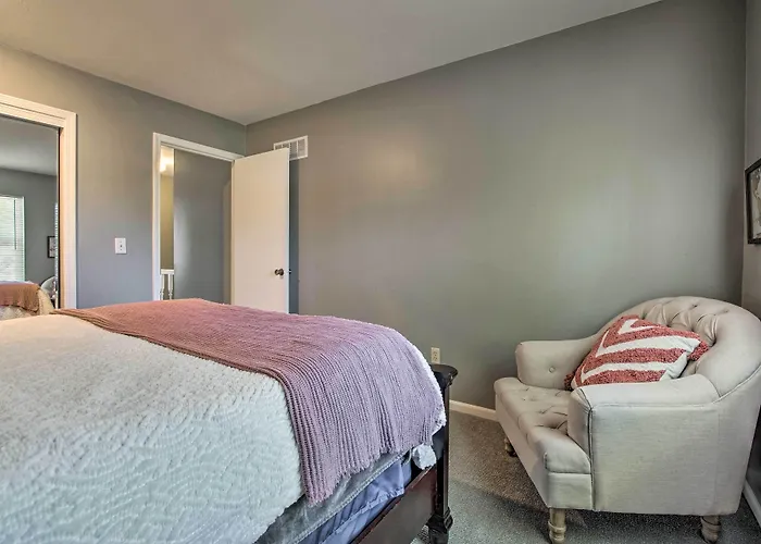 Modern Townhome W/ Fireplace: Near Stoll Park